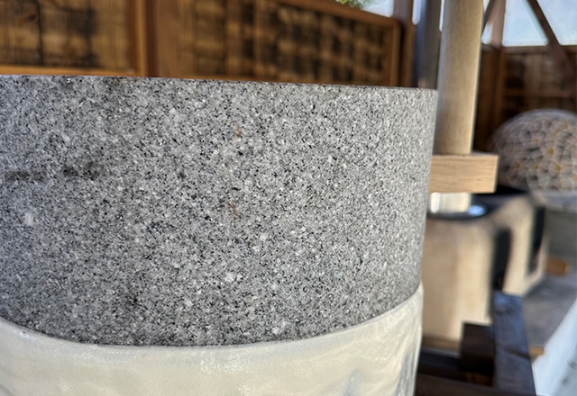 大豆を石臼で擦り、呉を作る