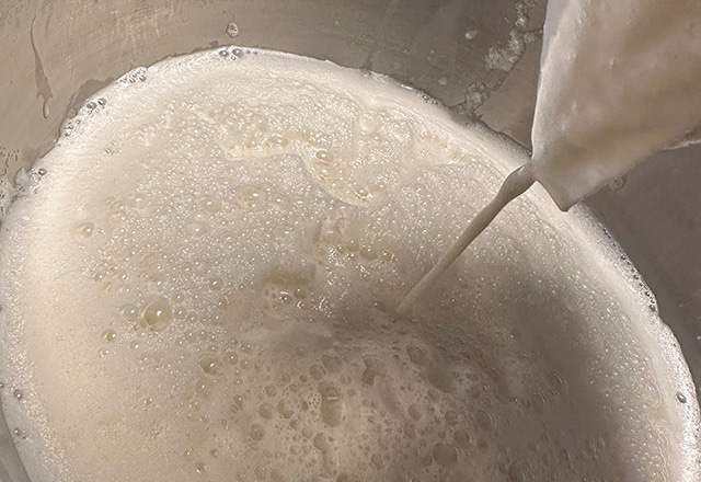 呉を手で絞って豆乳を作る