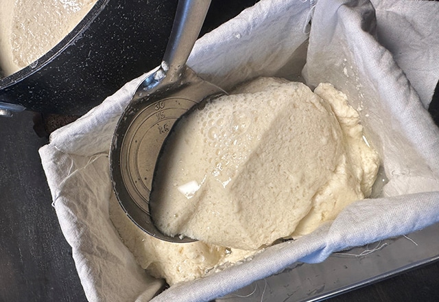 型枠に入れて成形する